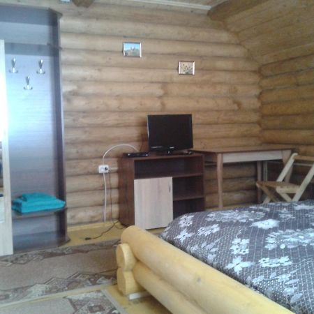 Boykivskiy Dvir Hotel Yasenitsa Zamkova Екстериор снимка