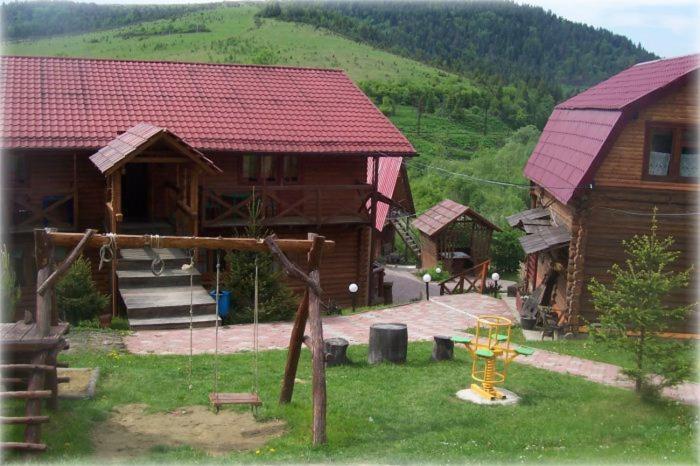 Boykivskiy Dvir Hotel Yasenitsa Zamkova Екстериор снимка