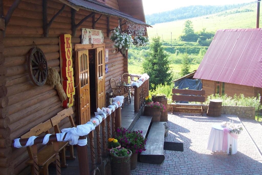 Boykivskiy Dvir Hotel Yasenitsa Zamkova Екстериор снимка
