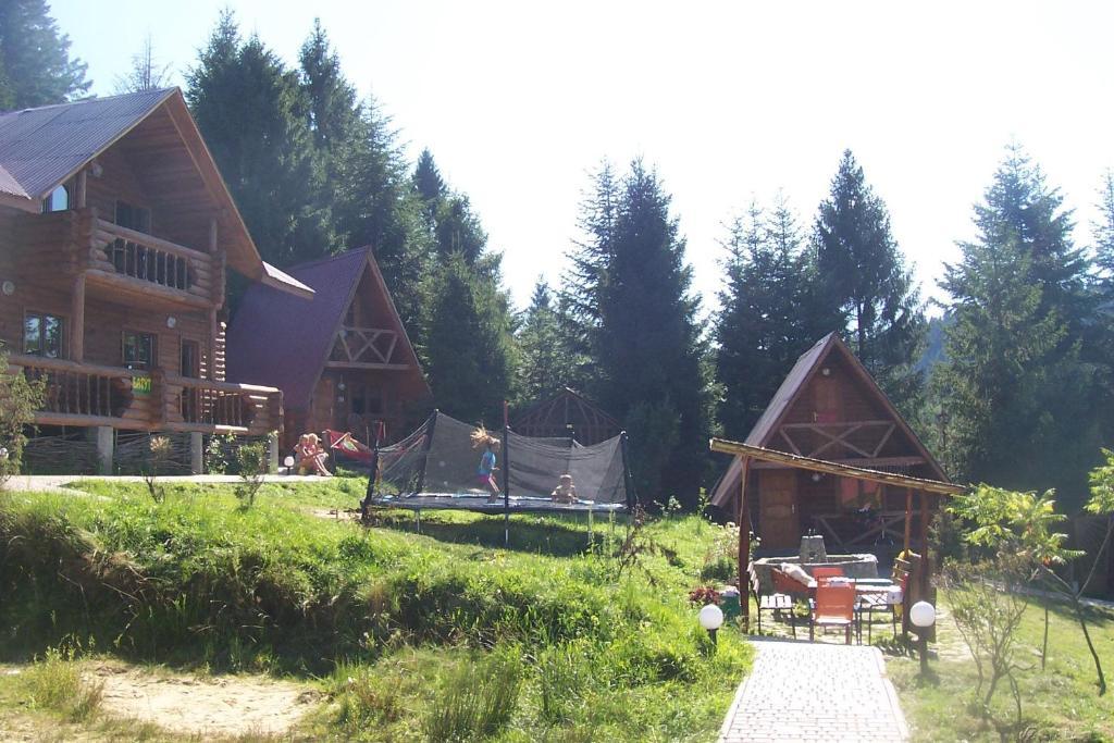 Boykivskiy Dvir Hotel Yasenitsa Zamkova Екстериор снимка